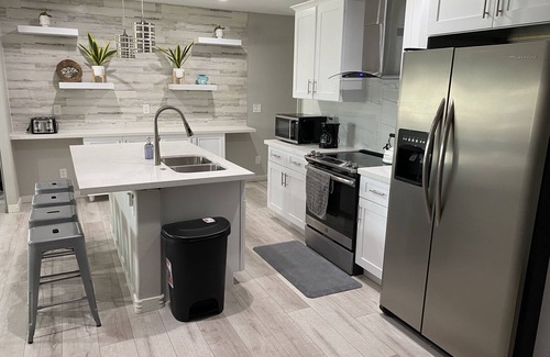 Avondale Maison | NEW! Modern Style Home with Fire Pit + BBQ Grill -12 min from State Farm Stadium