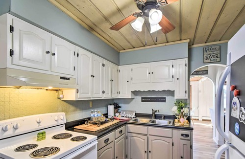 Quad Cities Cabine | NEW! Moline Riverfront Cabin w/ Fire Pit & Kayaks!