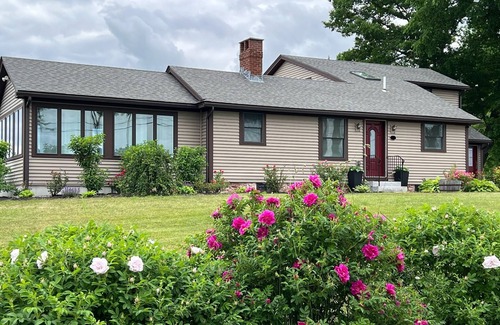 Barnstead Maison | NEW! Mountain Breeze House +250 Acres Farm And Forest