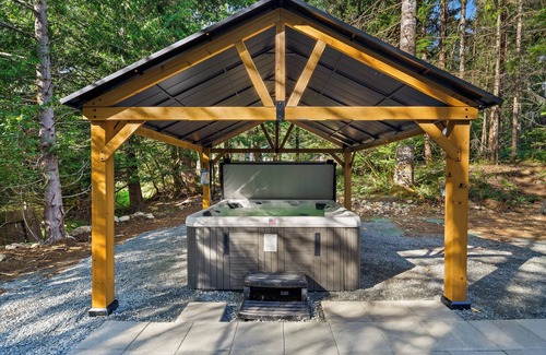 Paradise Estates Cabine | New Mt. Rainier Cabin-Hot Tub-WiFi-Fireplace