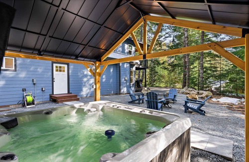 Paradise Estates Cabine | New Mt. Rainier Cabin-Hot Tub-WiFi-Fireplace