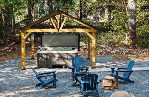 Paradise Estates Cabine | New Mt. Rainier Cabin-Hot Tub-WiFi-Fireplace
