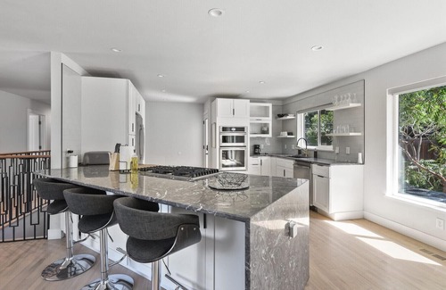 Southeast Maison | New | Near DU | Renovated Home | KING Bed|Fire Pit