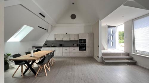 Wunsdorf Appartement | New Nomads Ferienwohnung am See