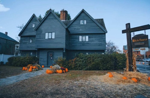 Salem Appartement | *Omi's Downtown Halloween Retreat|Salem+HocusPocus