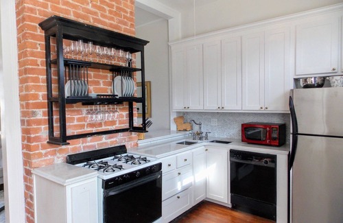 Lower Garden District Copropriété | New Orleans charm, gated parking!