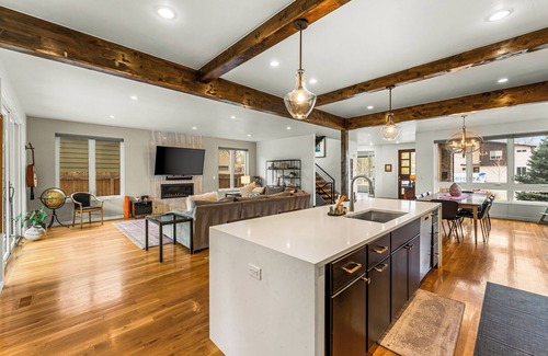 University Park Maison | New! Perfect for group/family! Trampoline/FirePit