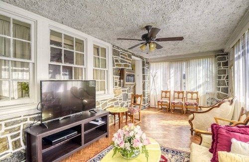 Upper Darby Maison | NEW! Philly Home in Upper Darby w/ Furnished Deck!