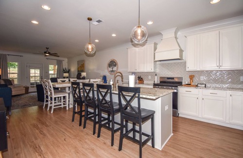 Auburn - Opelika Maison | NEW! Plains Getaway In Auburn, 3BR/3BA townhome that sleeps 8 w/EV Charger!