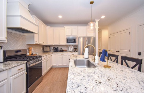 Auburn - Opelika Maison | NEW! Plains Getaway In Auburn, 3BR/3BA townhome that sleeps 8 w/EV Charger!