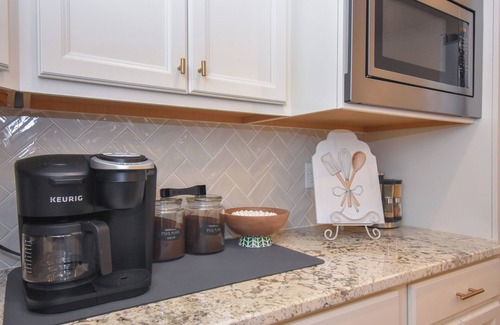 Auburn - Opelika Maison | NEW! Plains Getaway In Auburn, 3BR/3BA townhome that sleeps 8 w/EV Charger!