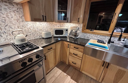 Montague Cabine | NEW PLUNGE POOL! Stylish 3-bedrm Cabin Adult Retreat Next To Delaware Water Gap