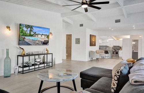 Hendricks and Venice Isles Maison | New ! Pool house 3-bedroom home Victoria Park