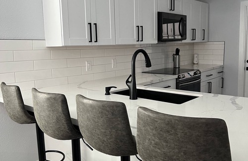 Cactus View Maison | NEW! Private Modern Home Near Sky Harbor Airport! AFFORDABLE!
