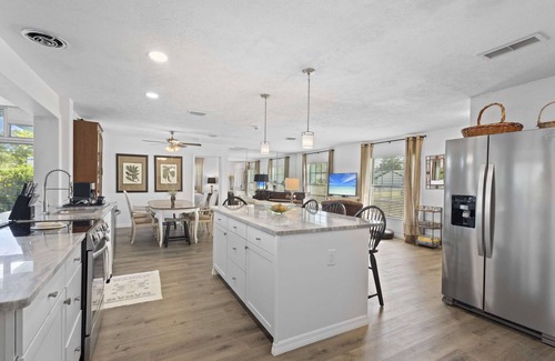 Bradenton Maison | NEW! Private Pool - Near AMI - IMG -Turntable - Piano- Tropical Oasis