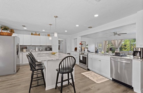 Bradenton Maison | NEW! Private Pool - Near AMI - IMG -Turntable - Piano- Tropical Oasis