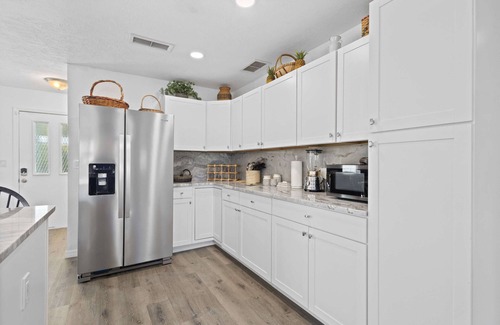 Bradenton Maison | NEW! Private Pool - Near AMI - IMG -Turntable - Piano- Tropical Oasis