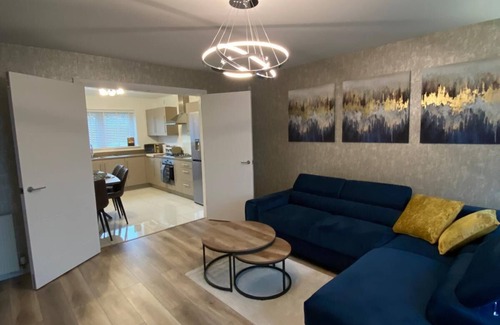 East End Maison | Entire spacious 3 bedroom family home, free parking for two cars, private garden