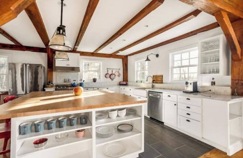 Hollowville Maison | NEW Quiet, private farmhouse, stunning mntn views!