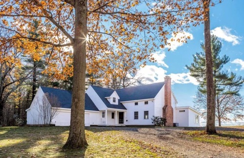 Hollowville Maison | NEW Quiet, private farmhouse, stunning mntn views!