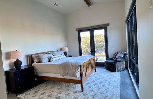 Johnson City Station Balnéaire | New Ranch home~ in Johnson City, TX Hill Country Rustic Modern Hacienda
