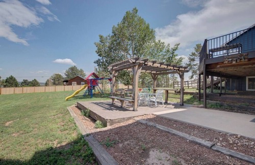 Monument Maison | NEW Raspberry Mountain Family Farmhouse Walkout