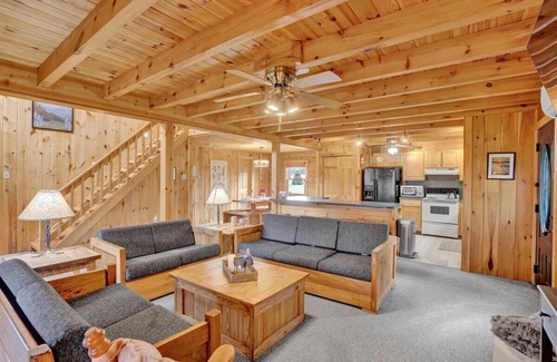 Jim Thorpe Cabine | New Rates!! Lodge at Bear Creek Lake, 6 miles to Jim Thorpe. Sheets included.