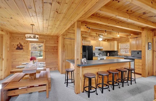 Jim Thorpe Cabine | New Rates!! Lodge at Bear Creek Lake, 6 miles to Jim Thorpe. Sheets included.