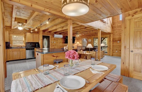 Jim Thorpe Cabine | New Rates!! Lodge at Bear Creek Lake, 6 miles to Jim Thorpe. Sheets included.