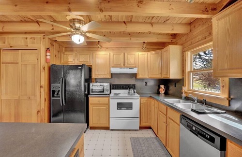 Jim Thorpe Cabine | New Rates!! Lodge at Bear Creek Lake, 6 miles to Jim Thorpe. Sheets included.