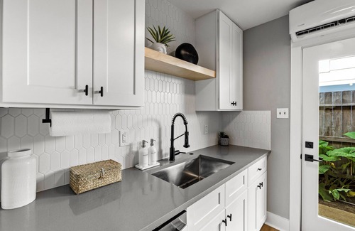 Washington Ave./ Memorial Park Maison | NEW Remodeled Heights Luxury/High End/King Bed/Walk to Trail/Sleeps 4