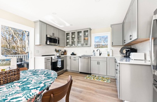 Saunderstown Maison | New* Remodeled private 3br/2ba w/neighborhood beach