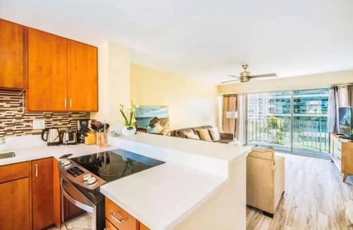 McCully - Moiliili Appartement | NEW RENO 2 apts fit 12! 2 car parking, pool & more
