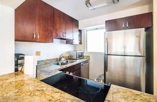 McCully - Moiliili Appartement | NEW RENO 2 apts fit 12! 2 car parking, pool & more