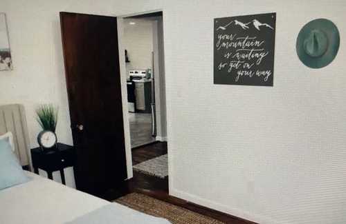 Angola on the Lake Maison | NEW!!! Renovated Beach Cottage, 0.4 mile walk to beach!
