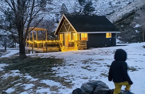 Okanagan-Similkameen Cabine | New! Renovated Pickers Cabin with beautiful views !