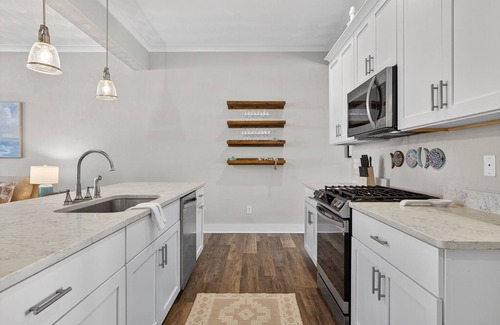 Northeast Virginia Beach Maison | New Rental | 4 BR | Group-Friendly Townhouse | Arcade Games | Beach 5 Min Walk