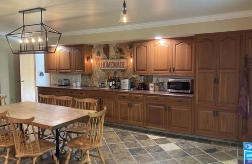 Whitingham Maison | New Rental! Fabulous, Spacious Mountain Family Retreat on 13 Acres