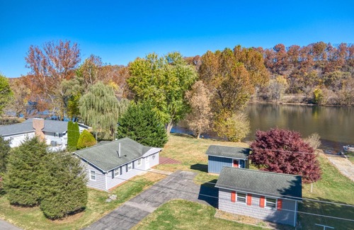 Belspring Maison | Riverfront 3 BD house, 20 minutes away from VT | All Amenities
