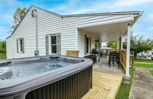 Summerlee Maison | New River Gorge Cottage w Hot Tub, Fire Pit, Grill