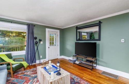 Summerlee Maison | New River Gorge Cottage w Hot Tub, Fire Pit, Grill