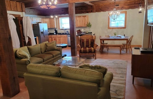 Beckwith Maison | New River Gorge National Park 4 Bedroom 2 Bathroom
