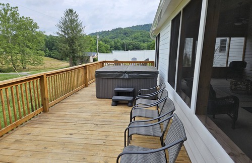 Beckwith Maison | New River Gorge National Park 4 Bedroom 2 Bathroom
