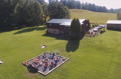 Fayetteville Maison | New River Gorge Pickleball Retreat, Hot Tub, Games, Family Fun Minutes To Town!
