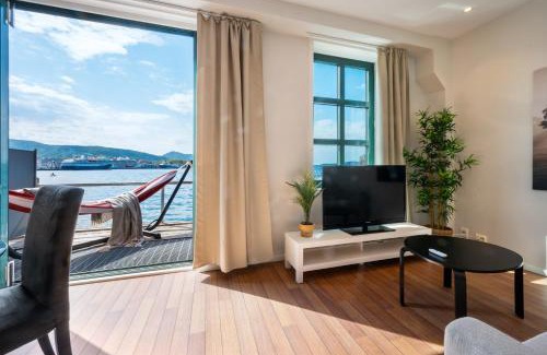 Sandviken Appartement | New! Sea front apt. with terrace above the sea!