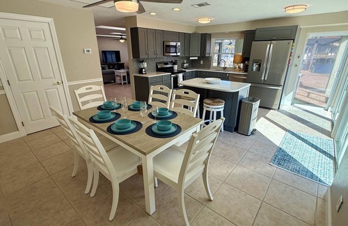 Cape Coral Maison | NEW SEASONAL! Cat Cay Hideaway – Gulf Access, Heated Pool & Open Availability!