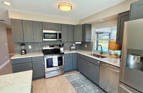 Cape Coral Maison | NEW SEASONAL! Cat Cay Hideaway – Gulf Access, Heated Pool & Open Availability!