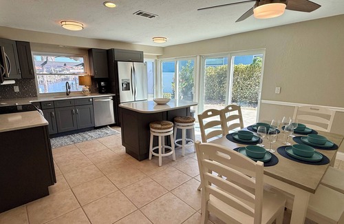 Cape Coral Maison | NEW SEASONAL! Cat Cay Hideaway – Gulf Access, Heated Pool & Open Availability!