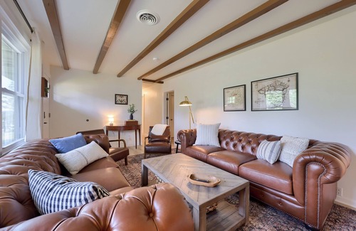Ronks Maison | New! Sleeps 16! Across from Sight&Sound! Location!