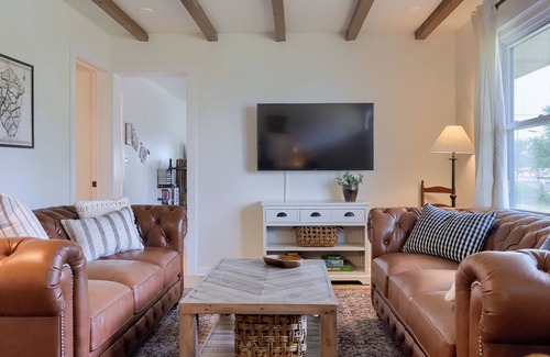 Ronks Maison | New! Sleeps 16! Across from Sight&Sound! Location!